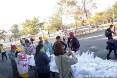 บรรยากาศ เจ้าหน้าที่ บนจ.เดอะ เฟิร์สฯ แจกข้าวกล่อง