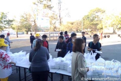 บรรยากาศ เจ้าหน้าที่ บนจ.เดอะ เฟิร์สฯ แจกข้าวกล่อง