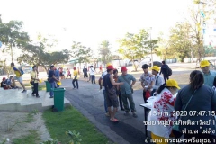 บรรยากาศ เจ้าหน้าที่ บนจ.เดอะ เฟิร์สฯ แจกข้าวกล่อง