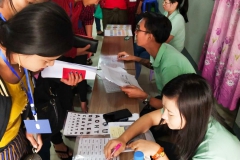 บรรยากาศการคัดคนงานพม่า "ทดสอบทักษะการอ่านตัวอักษรอังกฤษ"