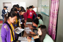 บรรยากาศการคัดคนงานพม่า "ทดสอบทักษะการอ่านตัวอักษรอังกฤษ"
