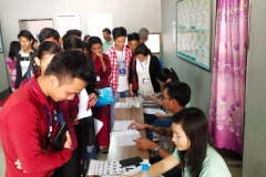 บรรยากาศการคัดคนงานพม่า "ทดสอบทักษะการอ่านตัวอักษรอังกฤษ"