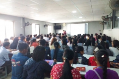 บรรยากาศการคัดคนงานพม่า "อบรมชี้แจงงานเบื้องต้น"