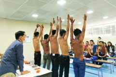 บรรยากาศการคัดคนงานพม่า "ตรวจรอยสัก,กลาก,เกลื้อน และสมรรถภาพทางกาย"