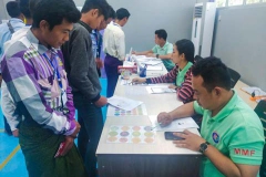 บรรยากาศการคัดกรองคนงานพม่า "ตรวจสมัครภาพสายตา"