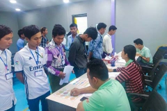 บรรยากาศการคัดกรองคนงานพม่า "ตรวจสมัครภาพสายตา"