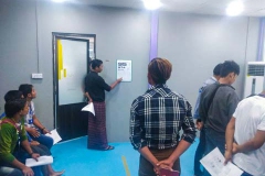 บรรยากาศการคัดกรองคนงานพม่า "ตรวจสมัครภาพสายตา"
