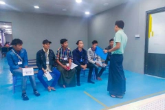 บรรยากาศการคัดกรองคนงานพม่า "ตรวจสมัครภาพร่างกาย"