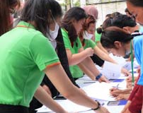 บรรยาการนำเข้าคนงานต่างด้าวเซ็นเอกสาร