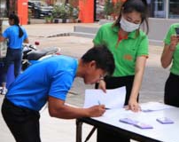 บรรยาการนำเข้าคนงานต่างด้าวเซ็นเอกสาร