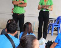 บรรยาการนำเข้าคนงานต่างด้าวฟังการอบรมจากเจ้าหน้าที่
