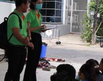 บรรยาการนำเข้าคนงานต่างด้าวฟังการอบรมจากเจ้าหน้าที่