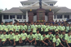 บรรยากาศการนำคนงานออกด่าน