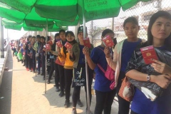 บรรยากาศการนำคนงานออกด่าน