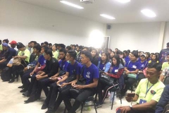 บรรยากาศการนำคนงานฟังการอบรมก่อนเดินทางเข้ามายัง บนจ.เดอะ เฟิร์สฯ
