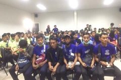 บรรยากาศการนำคนงานฟังการอบรมก่อนเดินทางเข้ามายัง บนจ.เดอะ เฟิร์สฯ