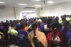 บรรยากาศการนำคนงานฟังการอบรมก่อนเดินทางเข้ามายัง บนจ.เดอะ เฟิร์สฯ