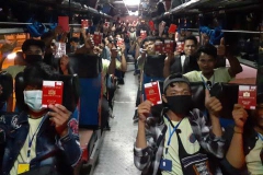 บรรยากาศการนำคนงานเดินทางเข้ามายัง บนจ.เดอะ เฟิร์สฯ