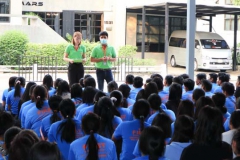 บรรยากาศเจ้าหน้าที่อบรมคนงานก่อนส่งให้กับนายจ้าง