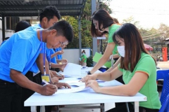 บรรยากาศคนงานเซ็นเอกสาร