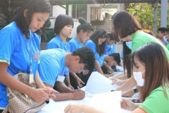 บรรยากาศคนงานเซ็นเอกสาร