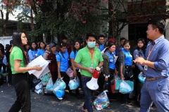 บรรยากาศคนงานเตรียมตัวออกเดินทางสู่บริษัทนายจ้าง