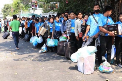 บรรยากาศคนงานเตรียมตัวออกเดินทางสู่บริษัทนายจ้าง