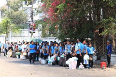 บรรยากาศคนงานเตรียมตัวออกเดินทางสู่บริษัทนายจ้าง