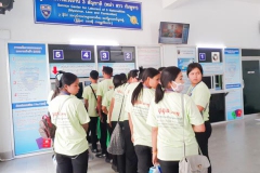 ภาพบรรยากาศคนงานกำลังเดินทางออกด่าน