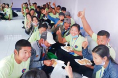 ภาพบรรยากาศคนงานกำลังเดินทางรับประทานอาหาร
