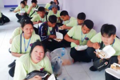 ภาพบรรยากาศคนงานกำลังเดินทางรับประทานอาหาร