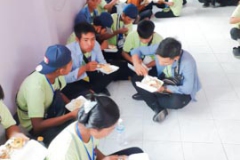 ภาพบรรยากาศคนงานกำลังเดินทางรับประทานอาหาร