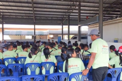ภาพบรรยากาศคนงานกำลังอบรมความรู้พื้นฐานก่อนเข้ามาทำงานในประเทศไทย