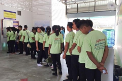 ภาพบรรยากาศคนงานกำลังอบรมความรู้พื้นฐานก่อนเข้ามาทำงานในประเทศไทย