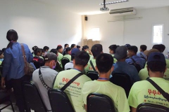 ภาพบรรยากาศคนงานกำลังอบรมความรู้พื้นฐานก่อนเข้ามาทำงานในประเทศไทย