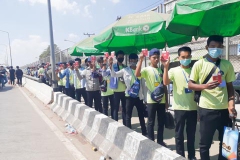 ภาพบรรยากาศคนงานกำลังเดินทางออกด่าน