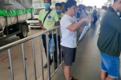 ภาพบรรยากาศคนงานกำลังเดินทางออกด่าน