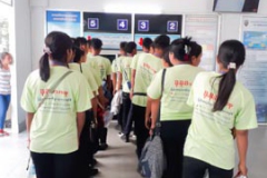ภาพบรรยากาศคนงานกำลังเดินทางออกด่าน