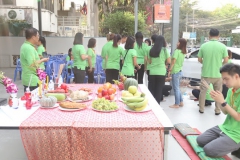 ภาพบรรยากาศ พนักงานร่วมทำพิธีเปิดสำนักงานใหม่ บจน.เดอะ เฟิร์ส กูด แมน กรุ๊ป