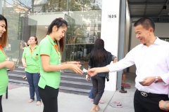 ภาพบรรยากาศ ผู้บริหาร บจน.เดอะ เฟิร์ส กูด แมน กรุ๊ป แจกลอตเตอรี่พนักงาน