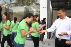 ภาพบรรยากาศ ผู้บริหาร บจน.เดอะ เฟิร์ส กูด แมน กรุ๊ป แจกลอตเตอรี่พนักงาน