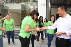 ภาพบรรยากาศ ผู้บริหาร บจน.เดอะ เฟิร์ส กูด แมน กรุ๊ป แจกลอตเตอรี่พนักงาน