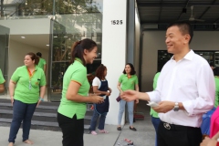 ภาพบรรยากาศ ผู้บริหาร บจน.เดอะ เฟิร์ส กูด แมน กรุ๊ป แจกลอตเตอรี่พนักงาน