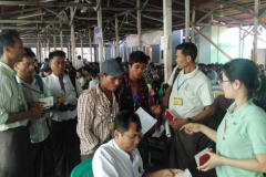 บรรยากาศการเซ็นสัญญาคนงานพม่า